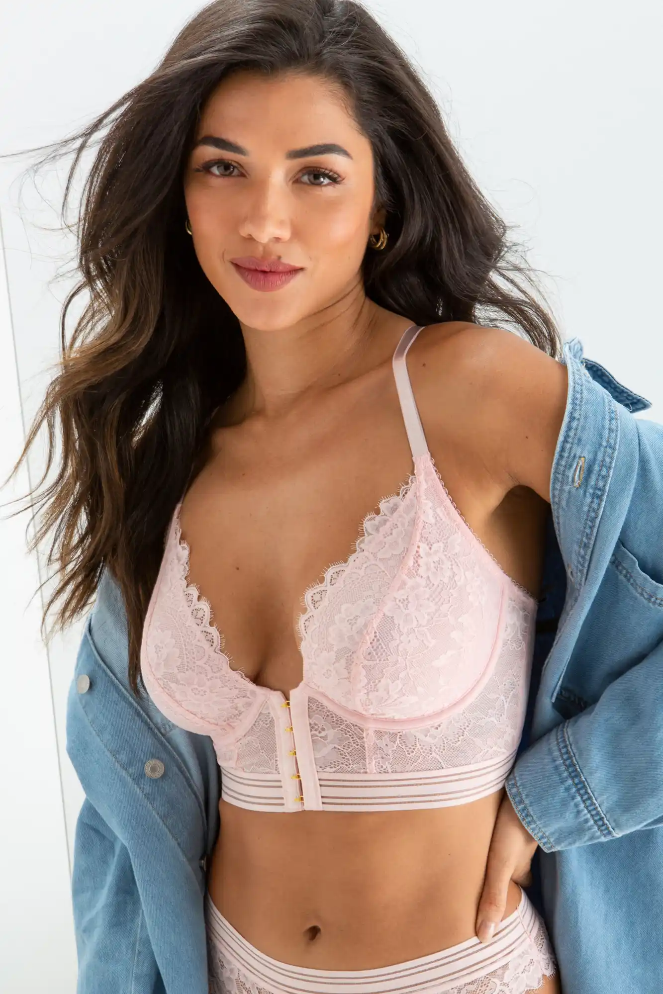 Front opening bras can be supportive as they are sexy and the @curvykate  Front & Centre Bralette is the prime example of this!⁠ ⁠ Siz